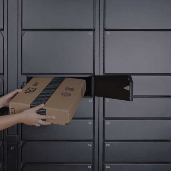 pessoa colocando encomenda dentro de um armário
