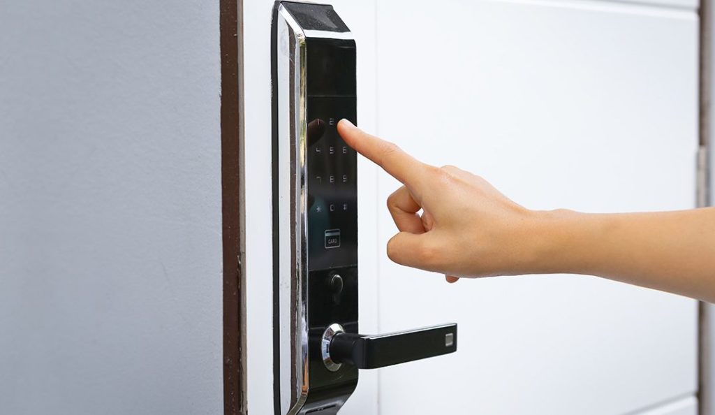 mulher abrindo uma fechadura eletrônica