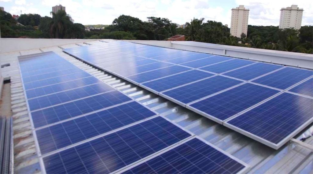 placas fotovoltaicas em cima do telhado